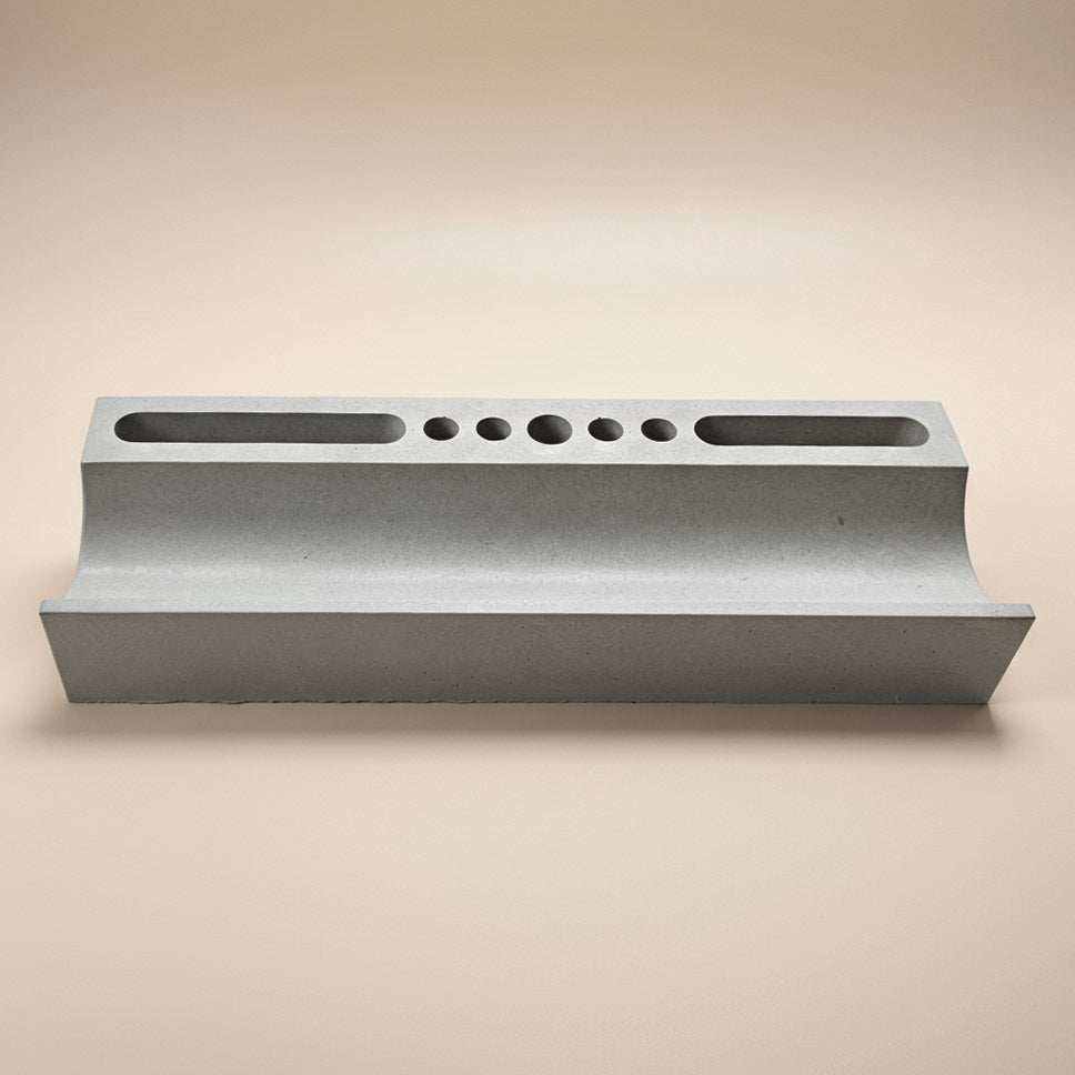 Rankų darbo moderni betoninė pieštukinė Dominus minimalistiniam darbo stalui.