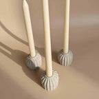 Betoninė žvakidė Aura minimalistinio dizaino, rankų darbo, natūralaus betono faktūra su šviesiomis žvakėmis