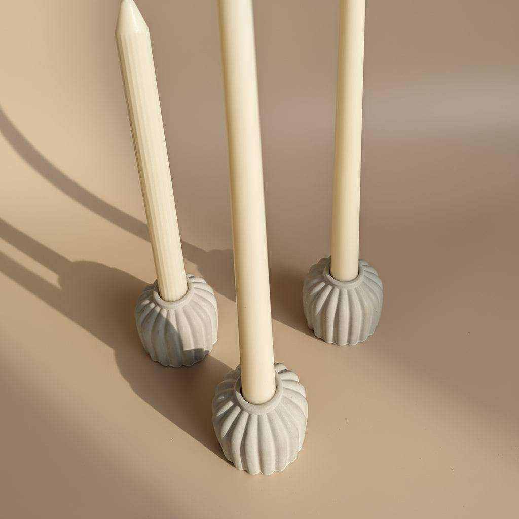 Betoninė žvakidė Aura minimalistinio dizaino, rankų darbo, natūralaus betono faktūra su šviesiomis žvakėmis