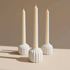 Betoninė žvakidė Aura minimalistinio dizaino su natūralios faktūros paviršiumi ir klasikinių žvakių stiliumi.