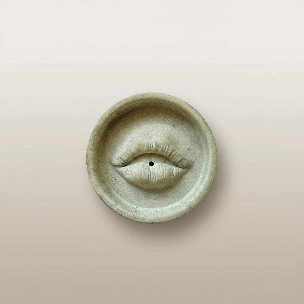 Minimalistinė rankų darbo betono smilkalinė Angelina su lūpų motyvu, skirta meditacijai ir ritualams.