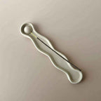 Rankų darbo minimalistinė betono smilkalinė „Mindfulness“ su unikaliu dizainu ir ramybės simboliu.