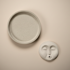 minimalistinė betono smilkalinė su padėkliuku meditacinei atmosferai kurti