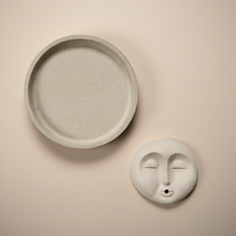 minimalistinė betono smilkalinė su padėkliuku meditacinei atmosferai kurti