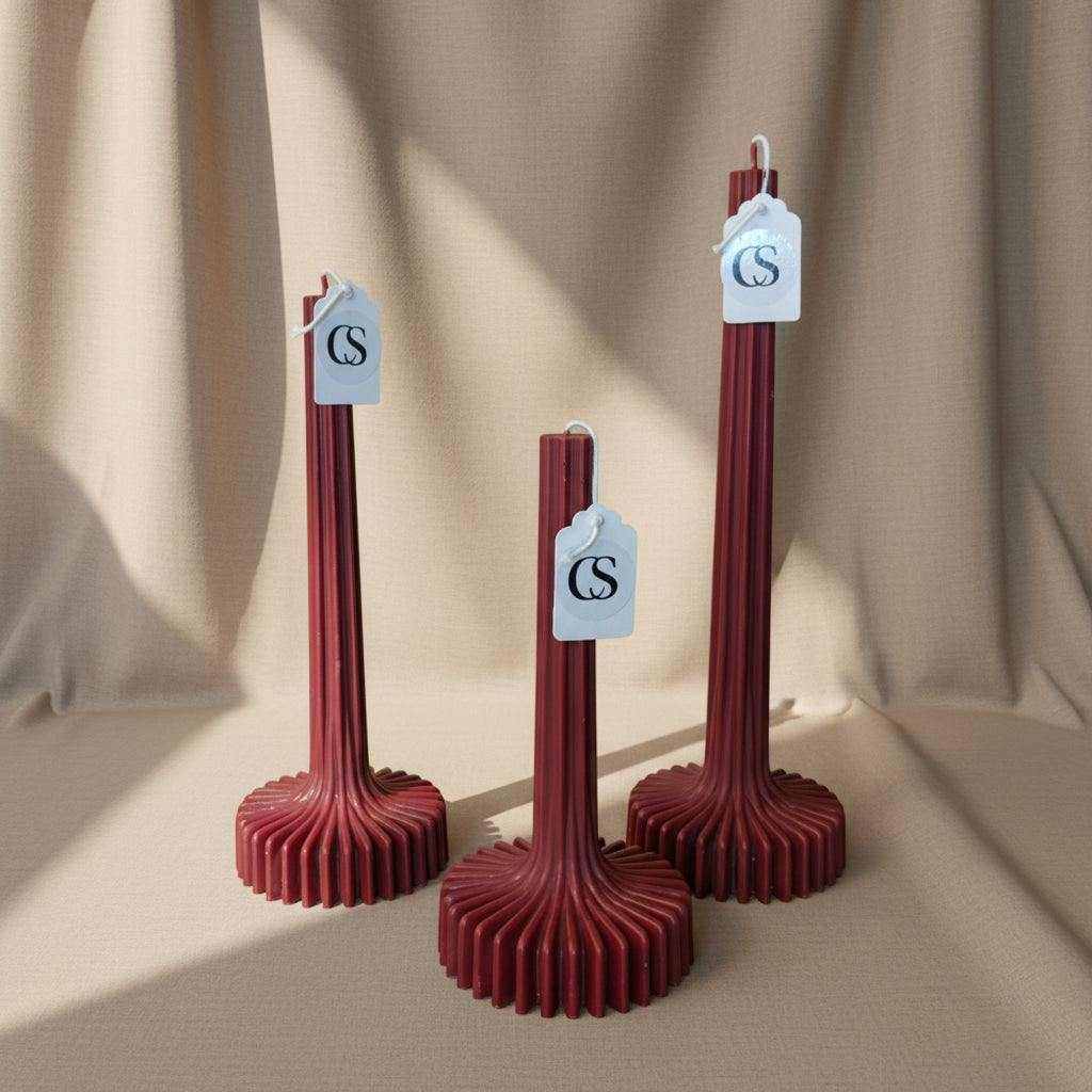 Raudonos išskirtinės formos rapsų vaško žvakės Morta prabangiam namų dekorui