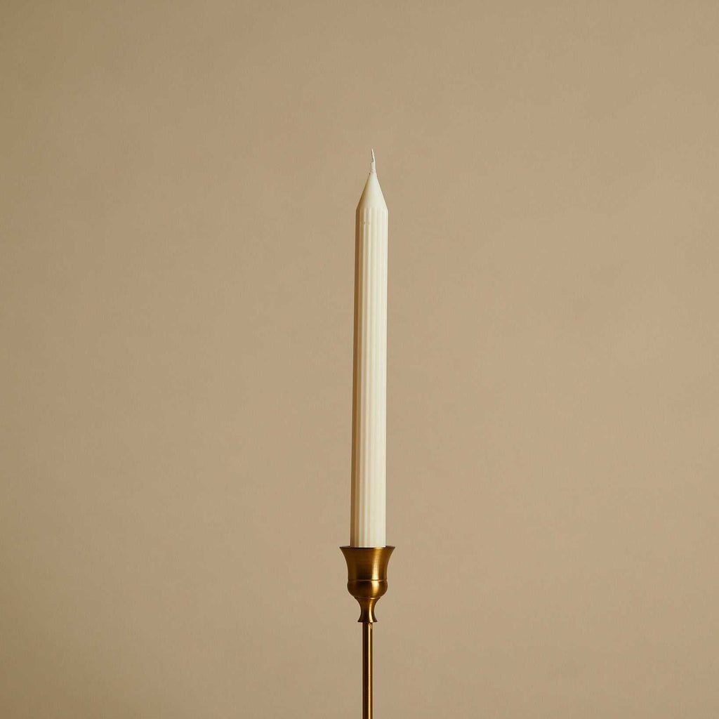 Elegantiška rapsų vaško stalo žvakė Sovija su vertikaliu graviruotu raštu