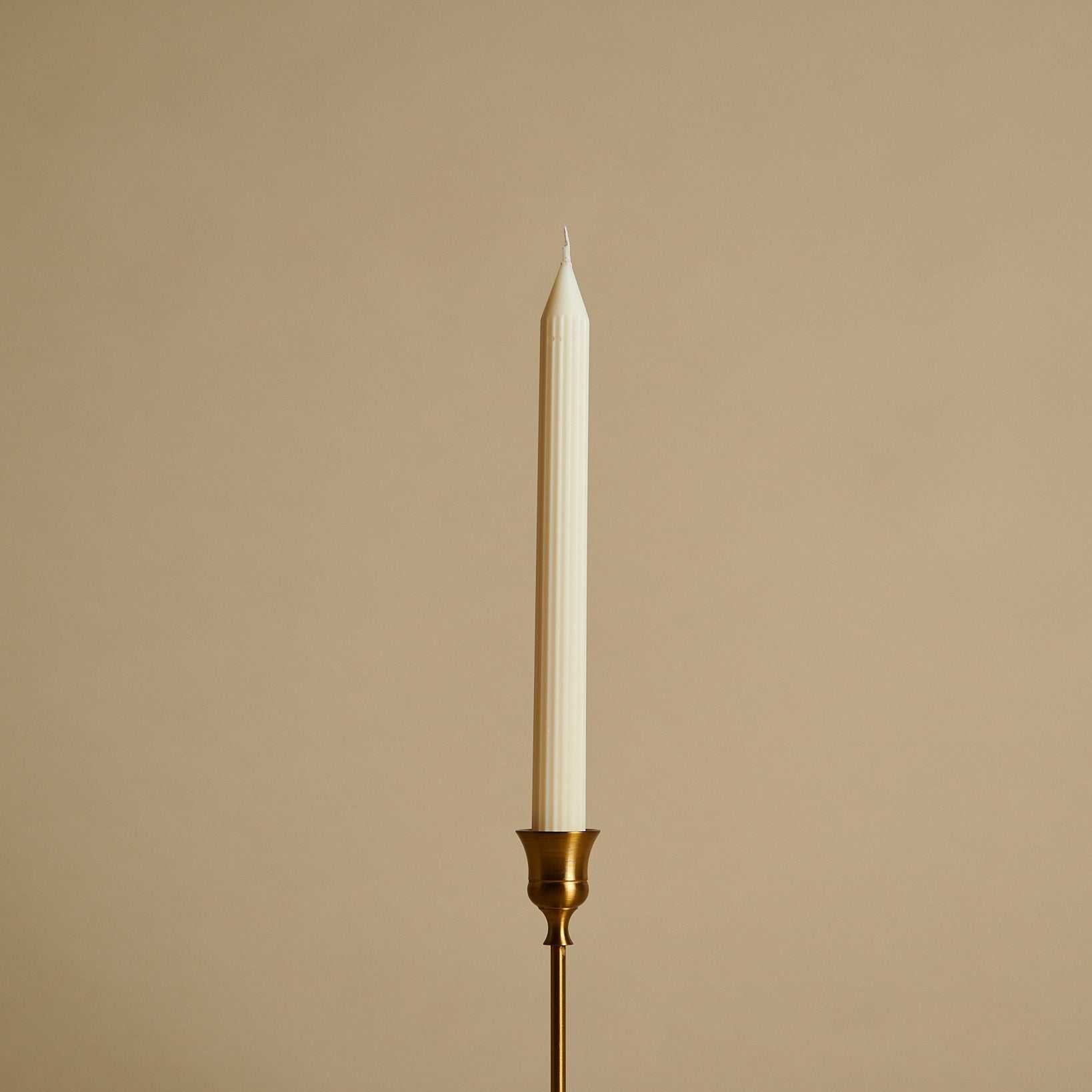 Elegantiška rapsų vaško stalo žvakė Sovija su vertikaliu graviruotu raštu