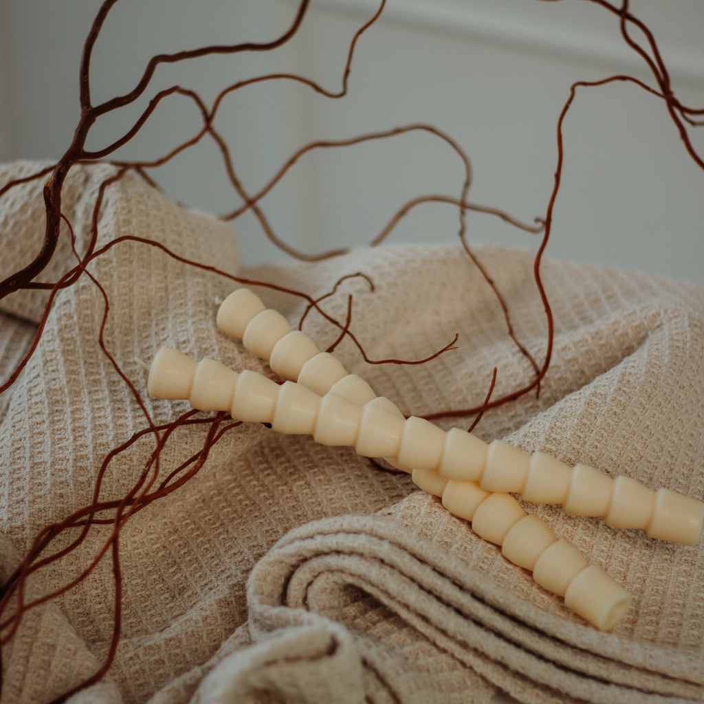 Sojų vaško stalo žvakė Zara su unikaliu eglutės silueto dizainu ant audinio fono