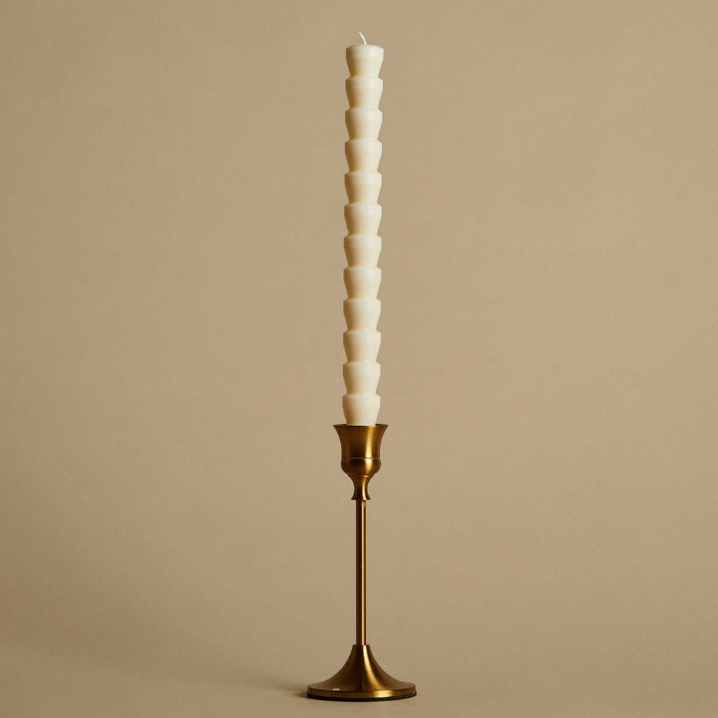 Sojų vaško stalo žvakė „Zara“ su unikaliu eglutės silueto dizainu ant auksinės žvakidės