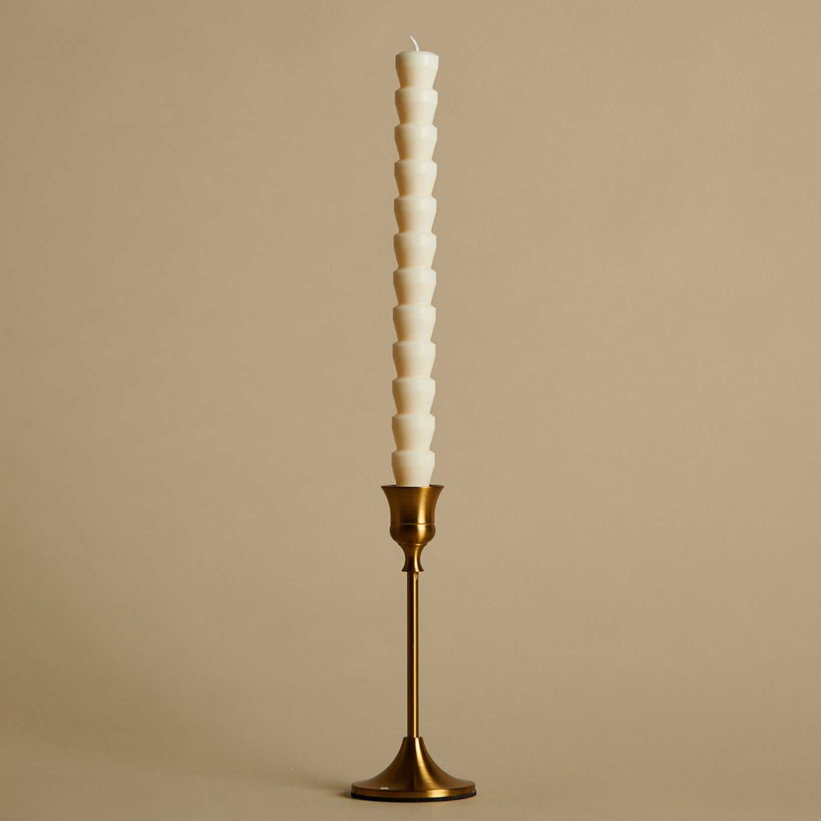 Sojų vaško stalo žvakė „Zara“ su unikaliu eglutės silueto dizainu ant auksinės žvakidės