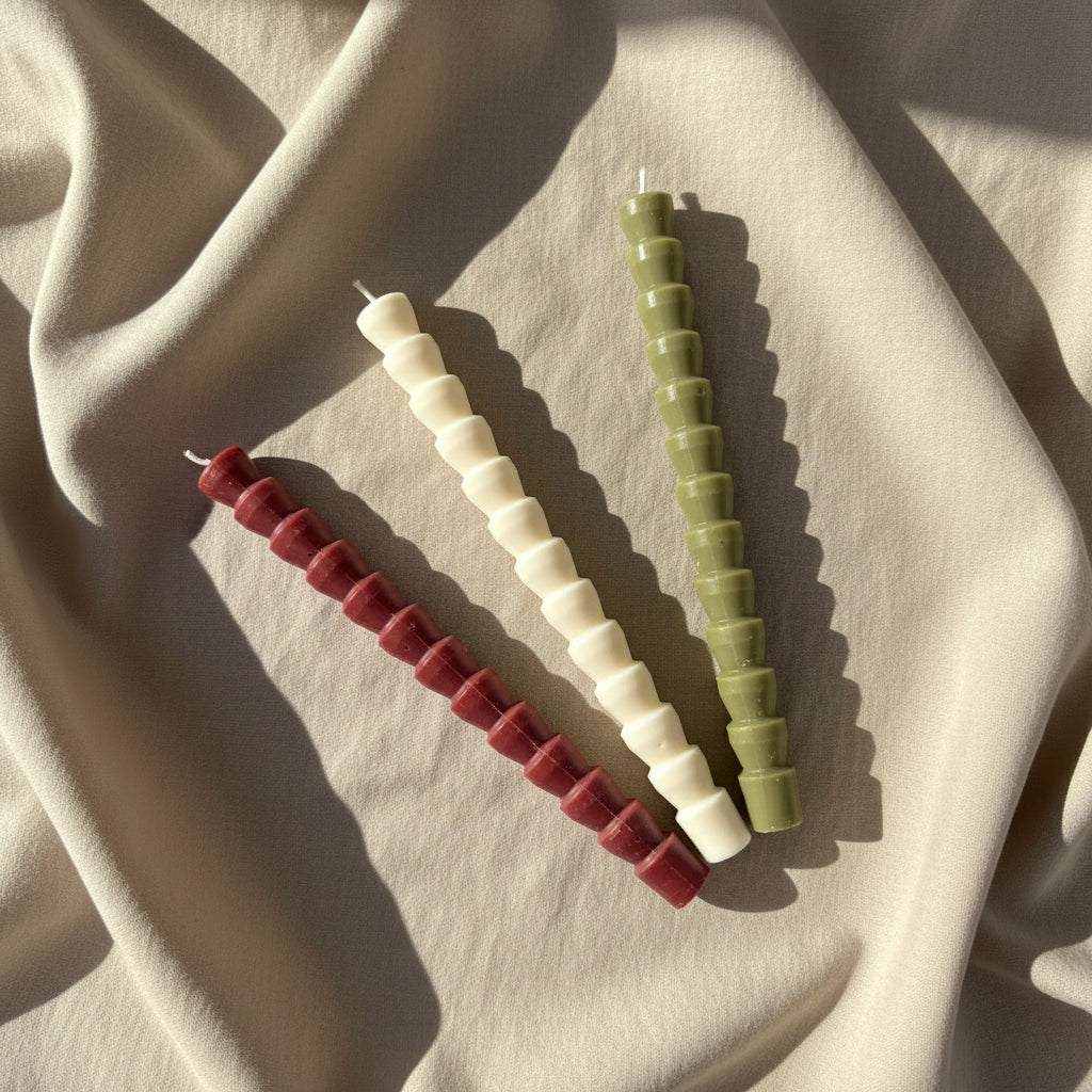 Rapsų vaško stalo žvakės "Zara" unikalus dizainas su į viršų kylančiais sluoksniais ir elegantiškomis formomis.