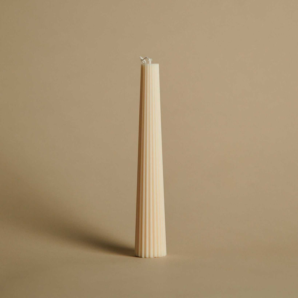Sojų vaško žvakė „Mila“ trapecijos formos su minimalistinėmis linijomis, elegantiškas namų dekoras