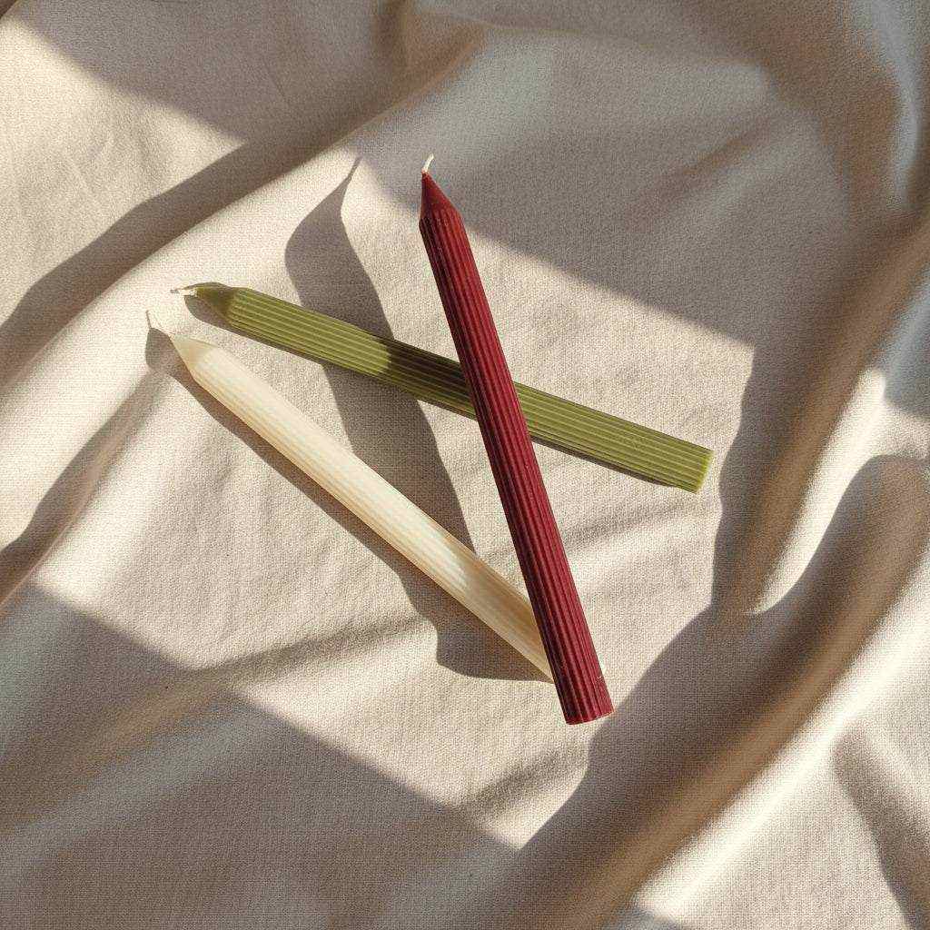 Rapsų vaško stalo žvakės su verticaliu graviruotu raštu, elegantiškos ir minimalistinės įvairiems interjerams