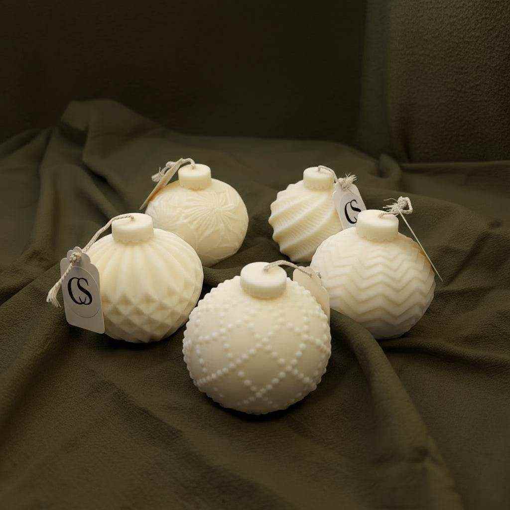 Rapsų vaško žvakės – šventinių burbulų rinkinys Kalėdų dekoracijoms.