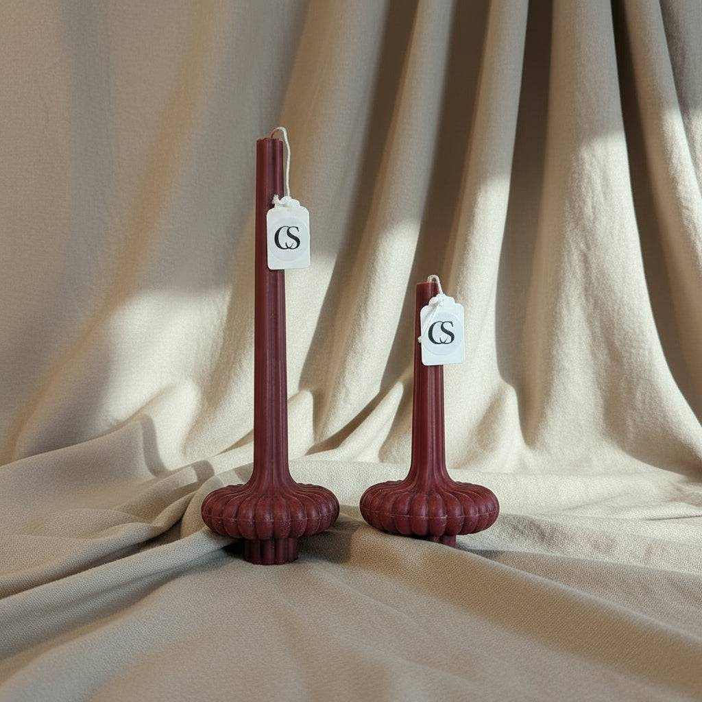 Raudonos rapsų vaško žvakės Barbora ir Barborytė ant balto fono