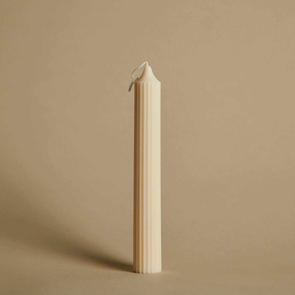 Sojų vaško žvakė „Ulė“ su vertikaliomis linijomis ir smėlio spalva