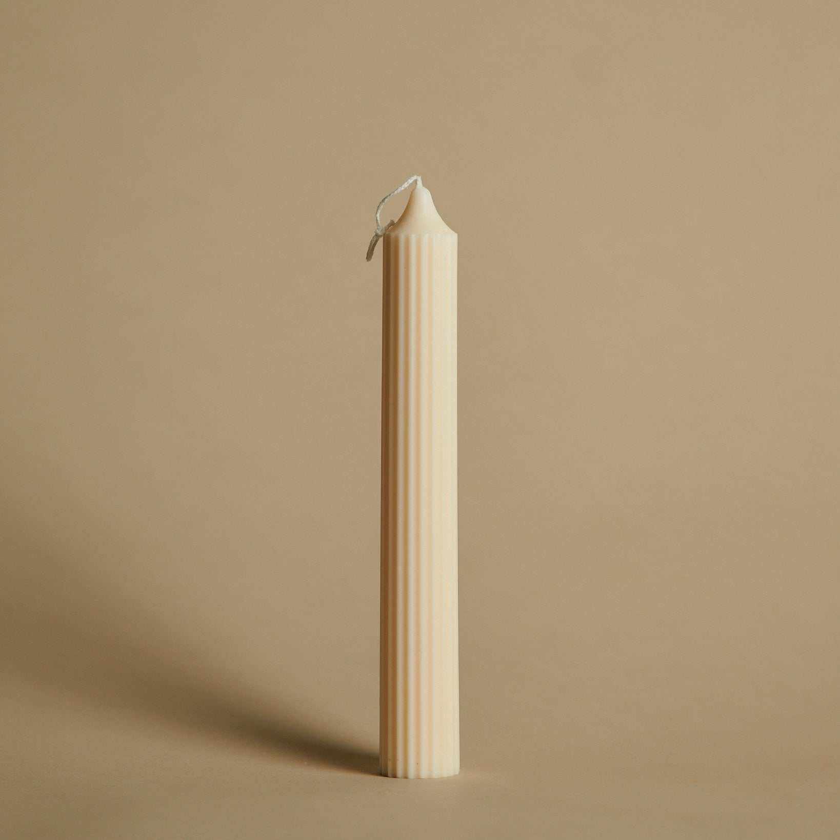 Sojų vaško žvakė „Ulė“ su vertikaliomis linijomis ir smėlio spalva