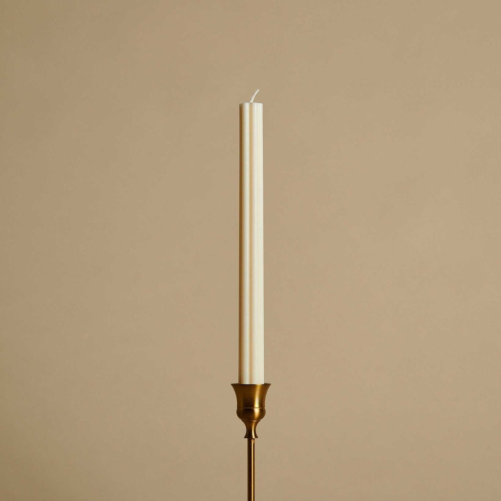 sojų vaško stalo žvakė vytė su vertikaliais ruožais ir klasikinio stiliaus rudame žvakidėje