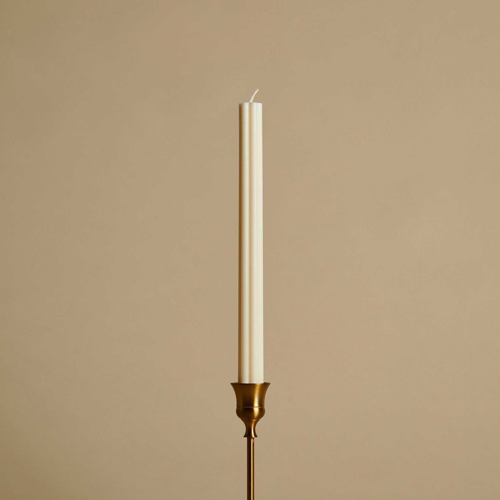 sojų vaško stalo žvakė vytė su vertikaliais ruožais ir klasikinio stiliaus rudame žvakidėje