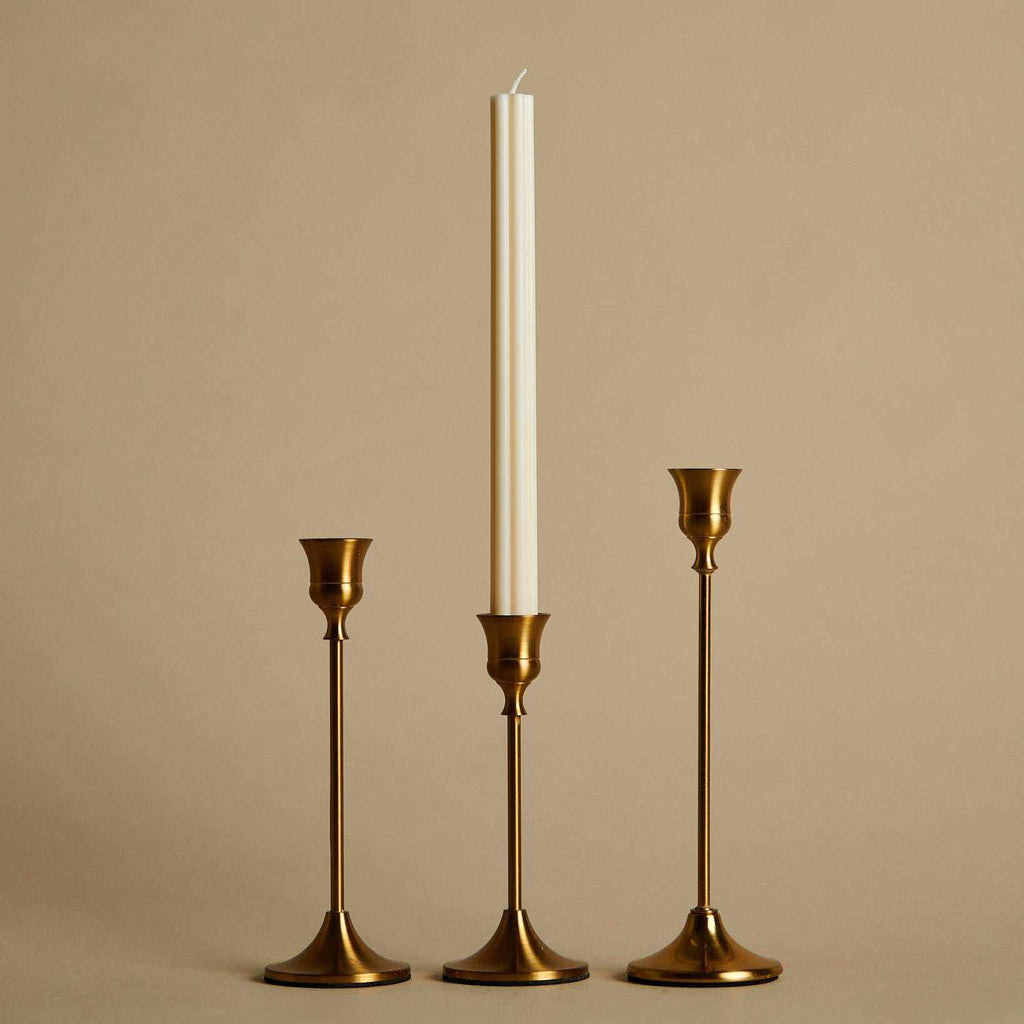 Rapsų vaško stalo žvakė Vytė su klasikiniais ruožais ir aukso spalvos žvakidėmis