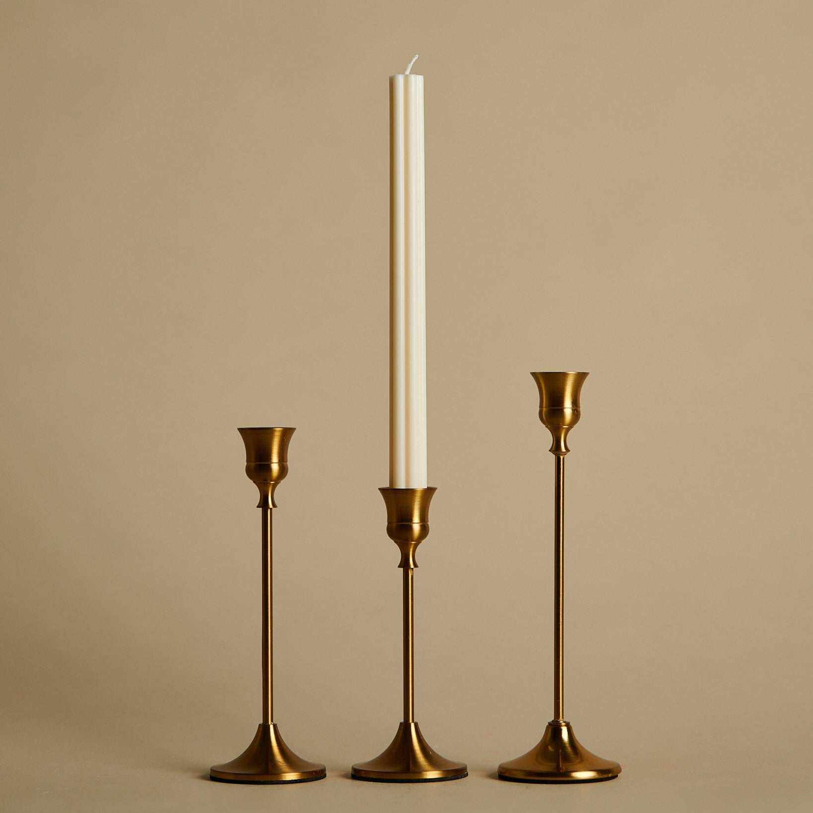 Rapsų vaško stalo žvakė Vytė su klasikiniais ruožais ir aukso spalvos žvakidėmis