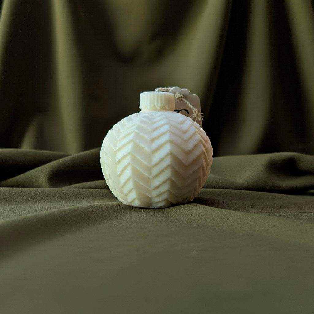 Rapsų vaško žvakė „Šventinis burbulas“ su ornamentu, primenančiu kalėdinį žaisliuką, švari ir ilgai deganti