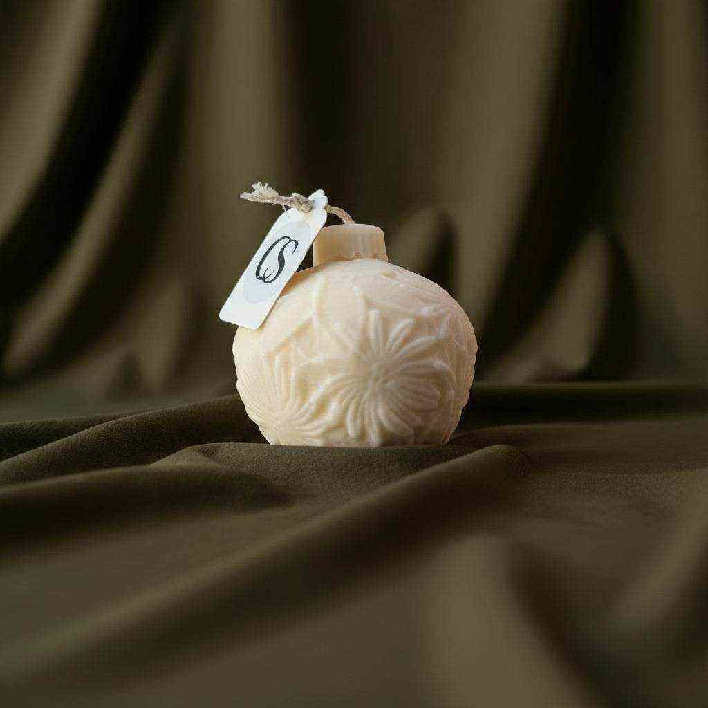 Rapsų vaško žvakė „Šventinis burbulas“ su ornamentu ir šventiniu dizainu