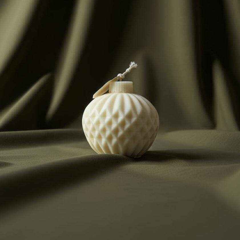 Rapsų vaško žvakė „Šventinis burbulas“ su kalėdiniu ornamentu, rankų darbo, ilgaamžė ir ekologiška