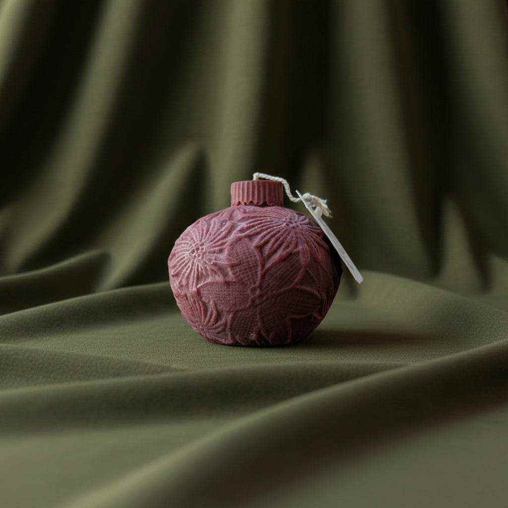 Rausvos spalvos rapsų vaško žvakė „Šventinis burbulas“ su Kalėdų ornamentu