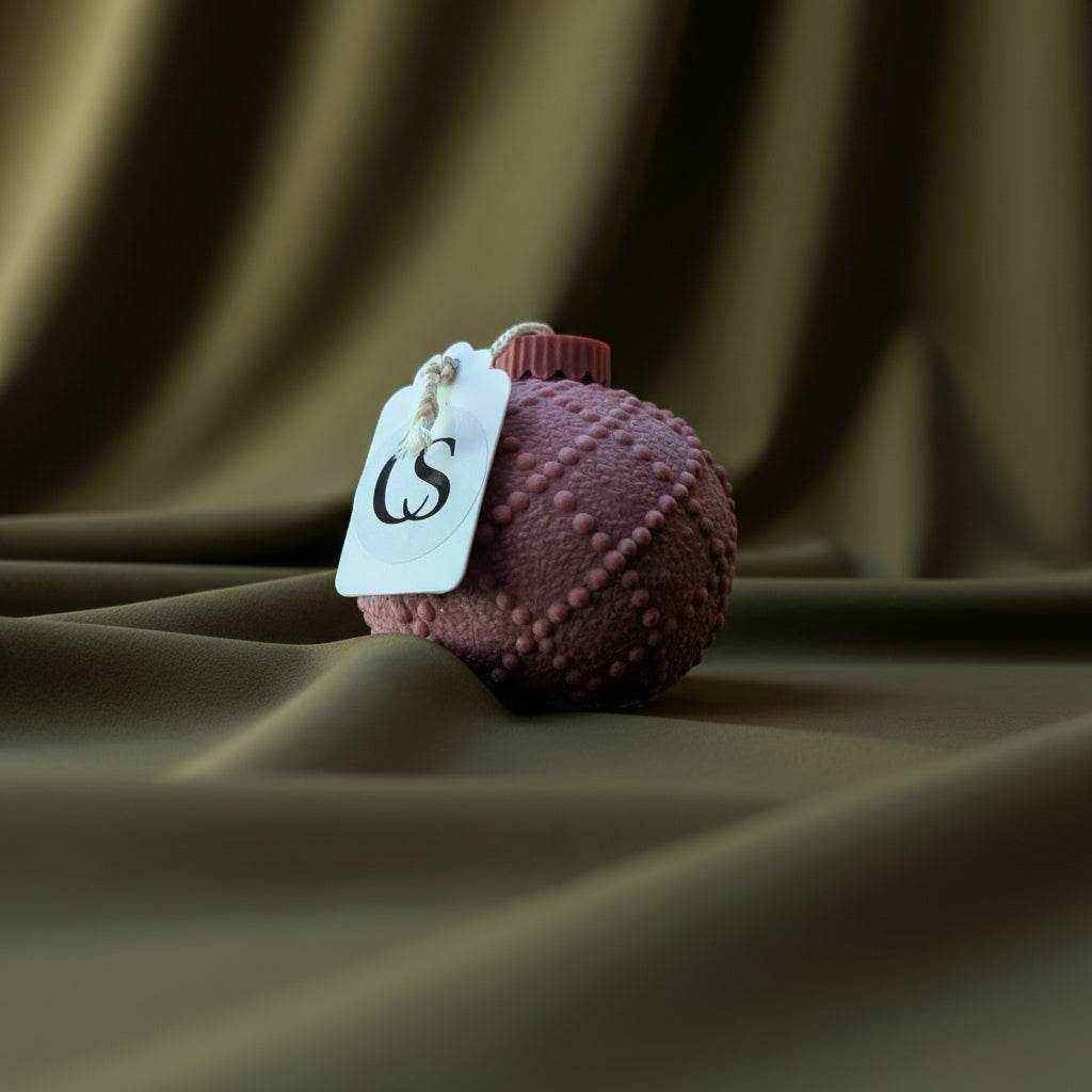 Rapsų vaško žvakė „Šventinis burbulas“ su ornamentu Kalėdų eglutės žaisliuko formos