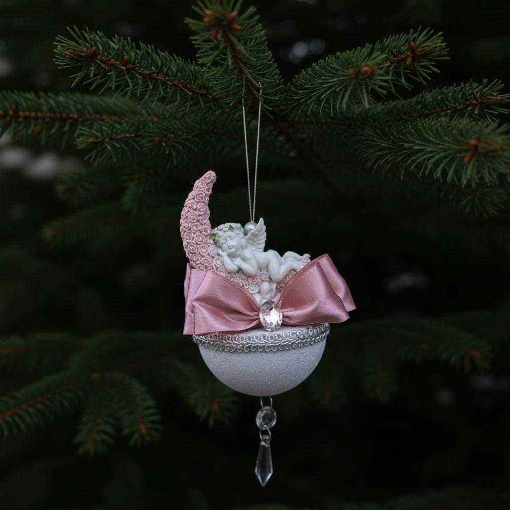 Kalėdų eglės žaisliukas angelas ant rožinio mėnulio su šilko kaspinu ir kristalais, rankų darbo dekoracija