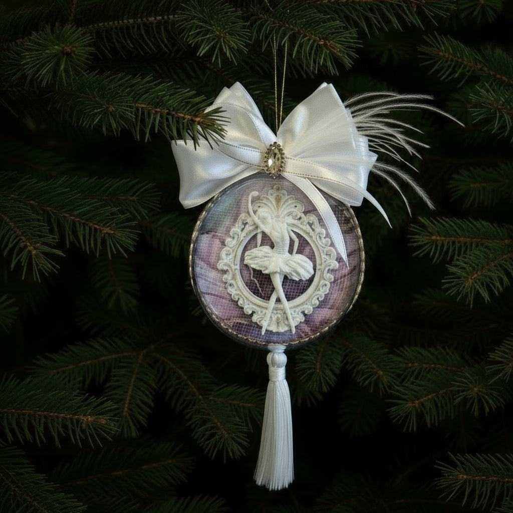 Kalėdų eglės žaisliukas su balerinos figūrėle rankų darbo dekoratyviniame rėmelyje ir šilko kaspinu