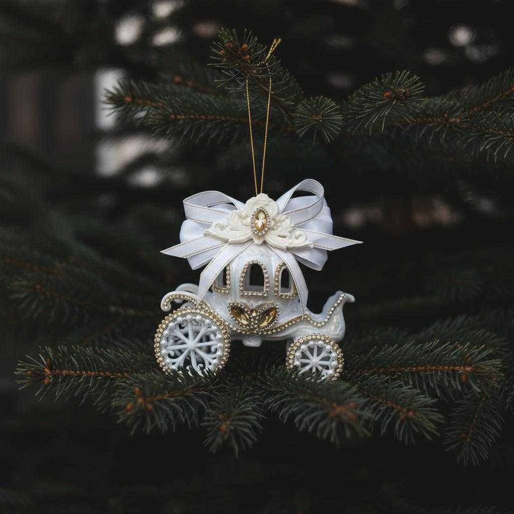 Kalėdų eglės žaisliukas „Pelenės karieta“ su perlais, kristalais ir auksiniais elementais