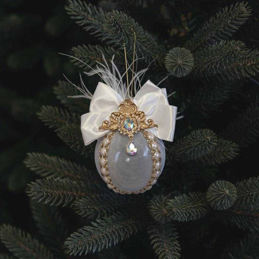 Kalėdų eglės žaisliukas iš šilko, akrilo ir kristalų su auksiniais ornamentais ir balta dekoratyvine juostele