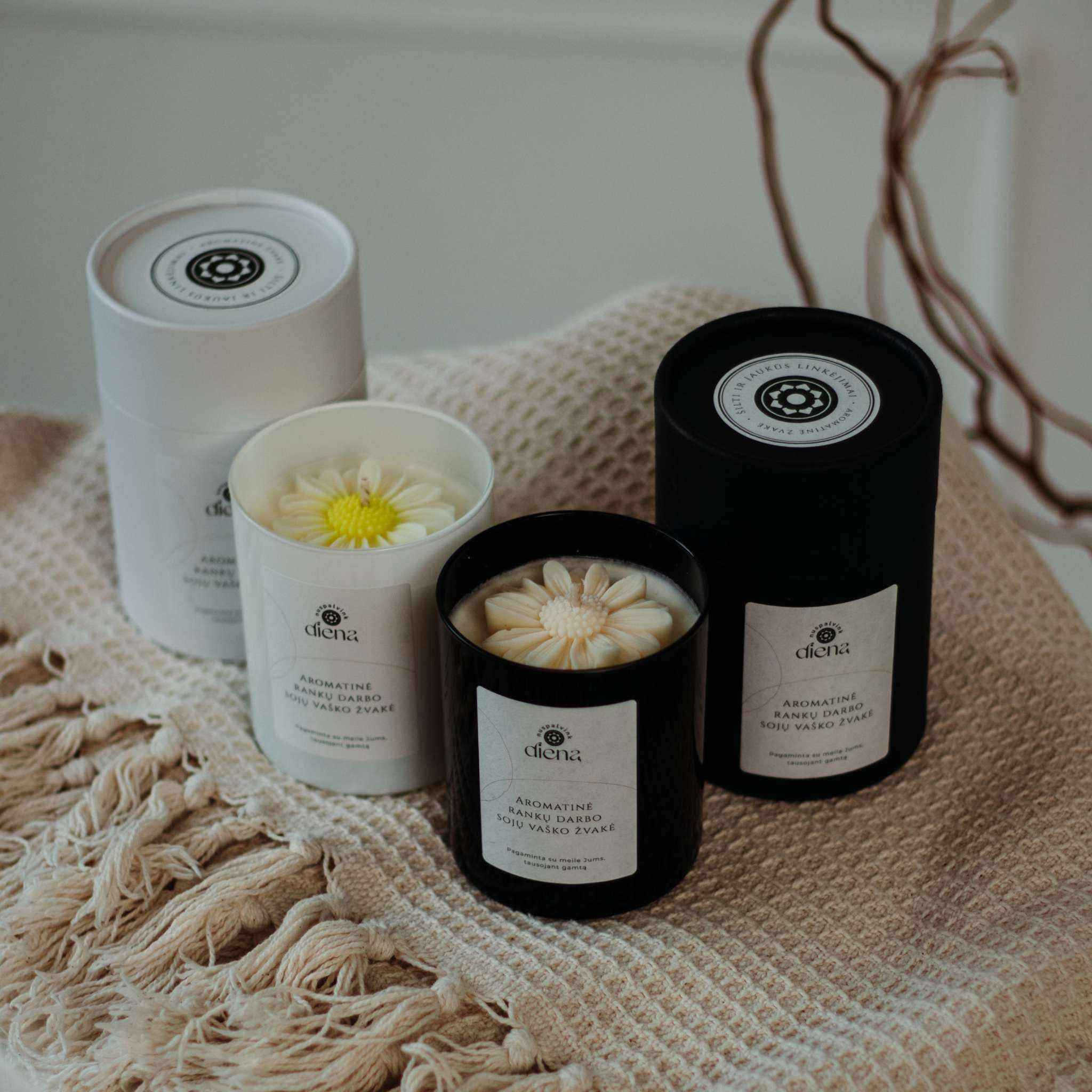 Dekoruota rankų darbo sojų vaško žvakė su gėlių dizainu ir šiltu vanilės, kašmyro aromatu namams.