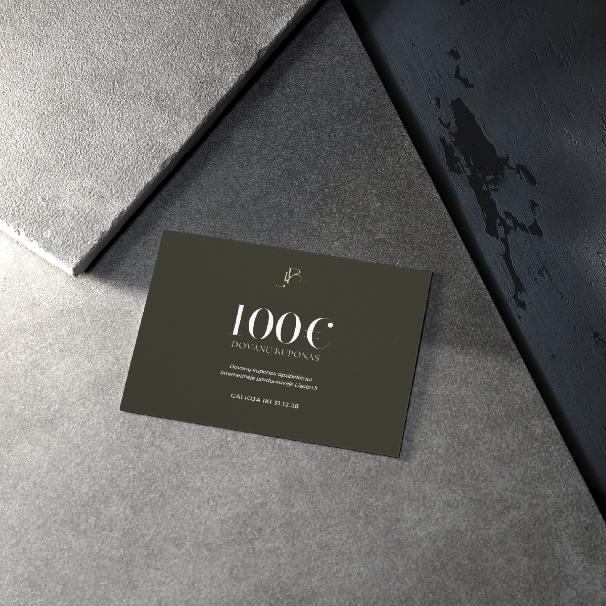 Fizinė dovanų kortelė 100 eurų kuponas ant pilko paviršiaus
