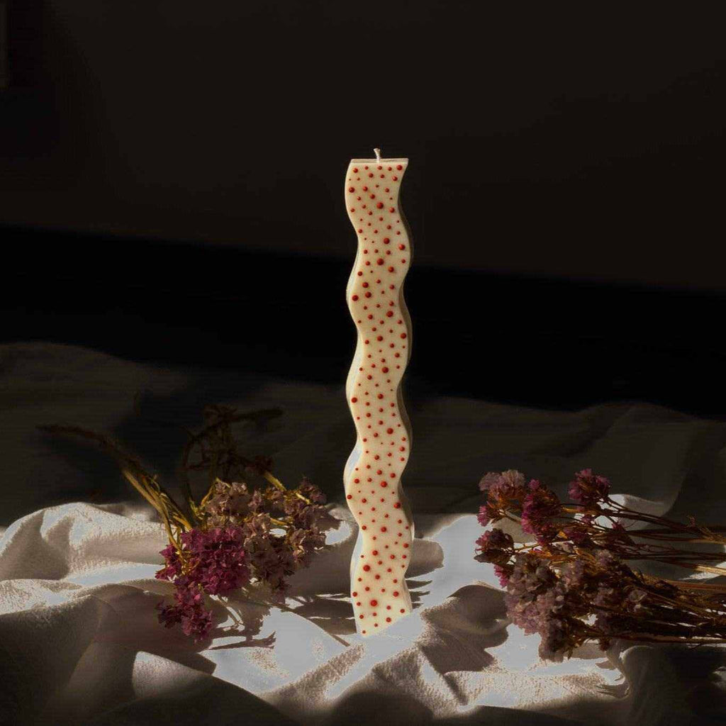 Dekoruota sojų vaško žvakė su raudonais tašeliais ir banguotu dizainu interjerui