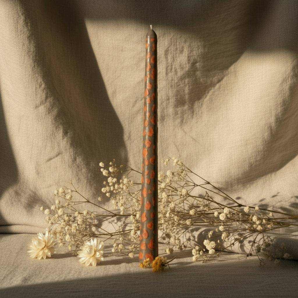 Dekoruota sojų vaško žvakė Slim Glow su rankų darbo minimalistiniu dizainu ir elegantiška išvaizda