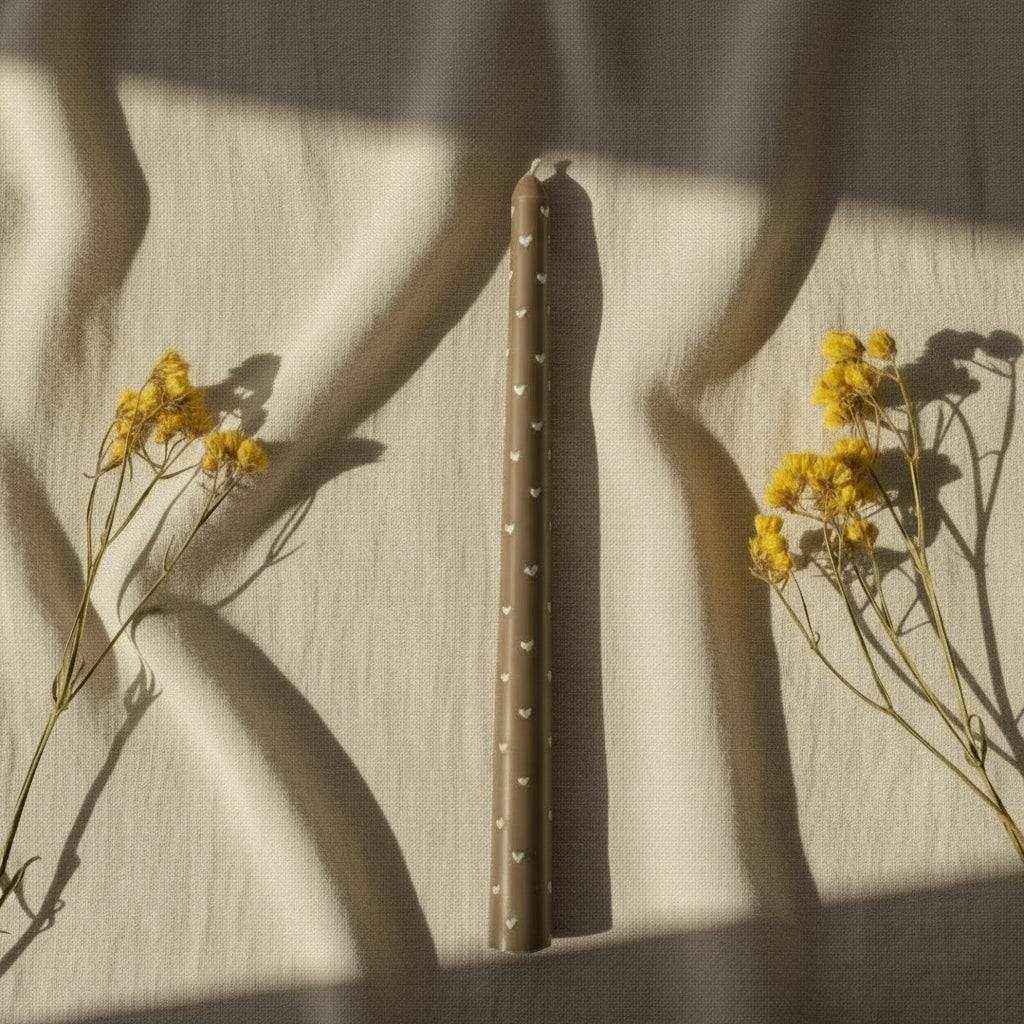 Dekoruota sojų vaško žvakė Slim Glow minimalistiniu dizainu ir rankų darbo detalėmis, suteikianti jaukumo šviesą