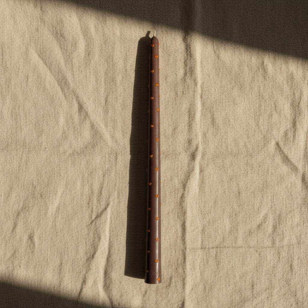 Dekoruota plona sojų vaško žvakė su minimalistiniais raštais ant lininio fono