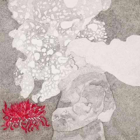 Printas "Ašara" – kasdienybės dūmai ir raudona gėlė pakelėje.