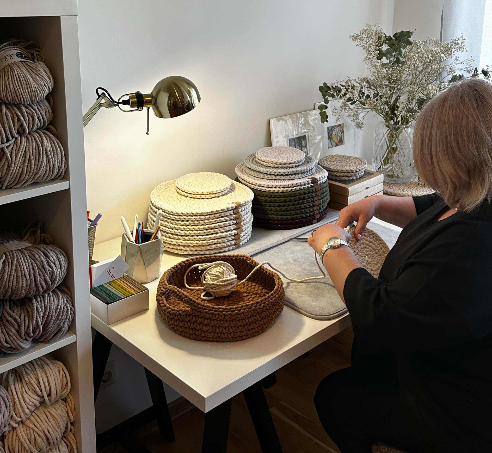 Rankų darbo medvilniniai krepšiai ir stalo padėkliukai