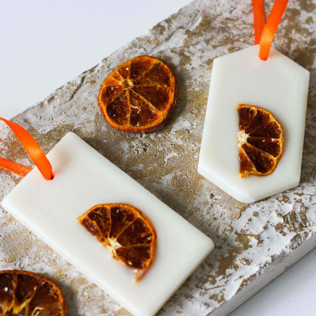 natūralus spintos kvapukų rinkinys iš sojų vaško su džiovintais citrusiniais vaisiais ir šiltomis medienos natomis