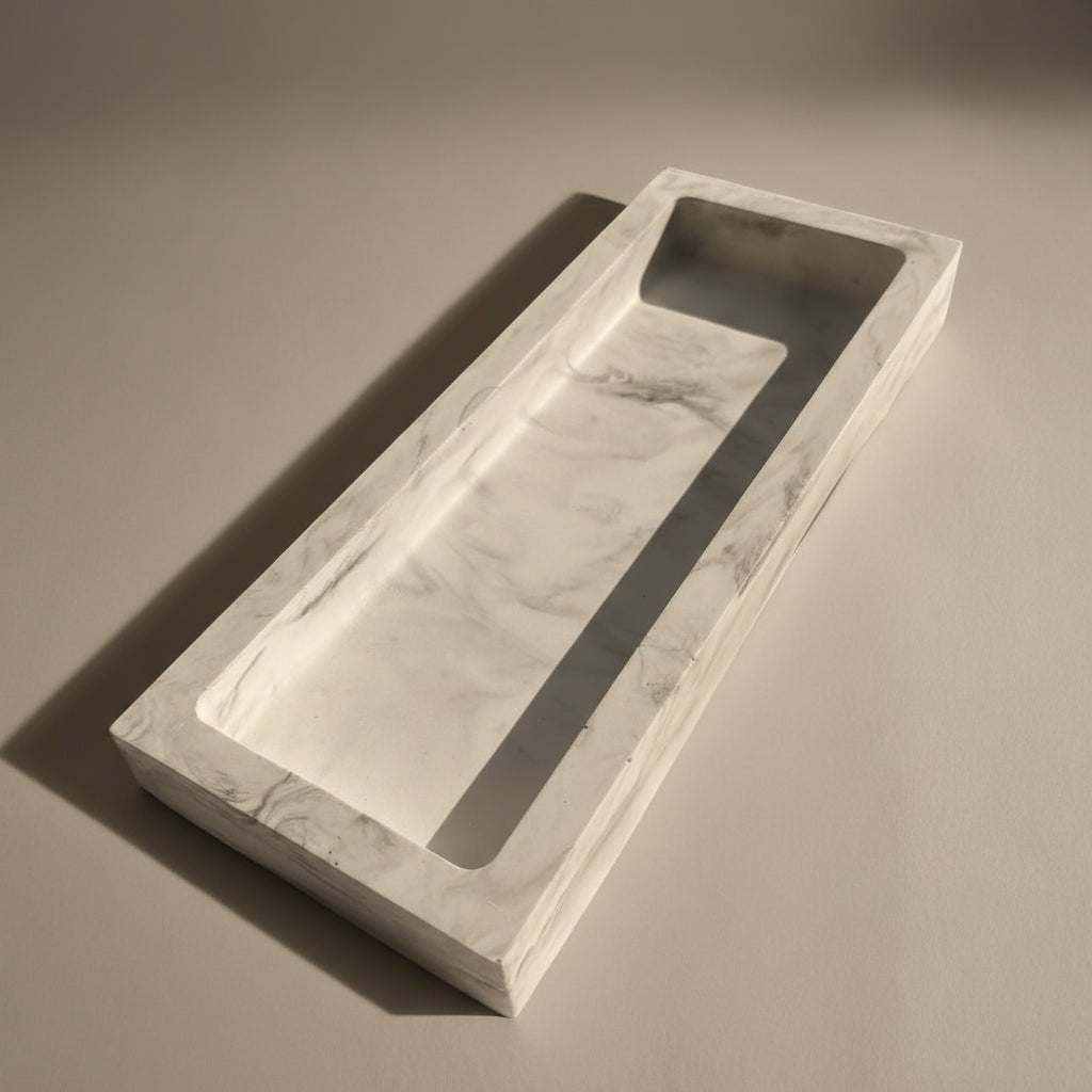 Minimalistinis gipso stalo padėklas su subtiliu marmuro raštu "marmuro linijos"