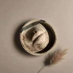 Apvali smilkalinė „šnabždėsys“ lupų formos, elegantiška ir žaisminga, interjero papildymui.