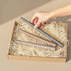 Rankų darbo žvakės dėžutėje su natūralia pakavimo medžiaga žvakių prenumeratai