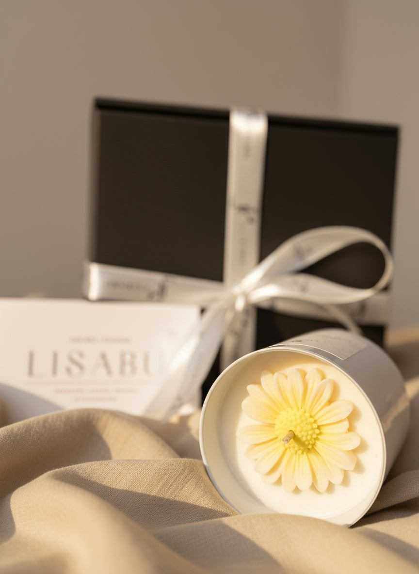 Rankų darbo žvakė su gėlės dekoracija ir juoda dovanų dėžutė – žvakių prenumerata Lietuvoje