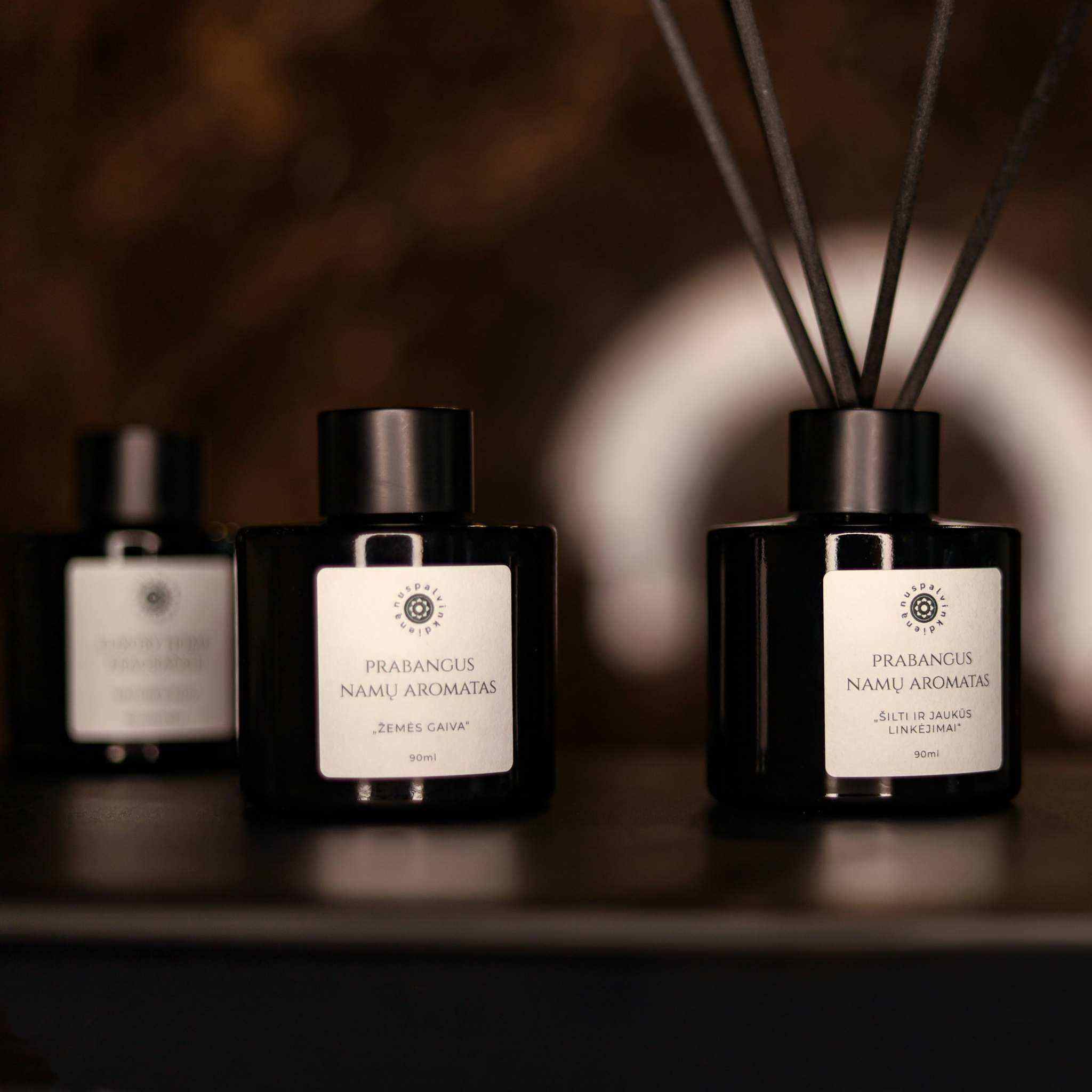 Juodas namų kvapas "Žemės gaiva" su medienos ir žolės natomis kambario jaukumui ir ramybei.