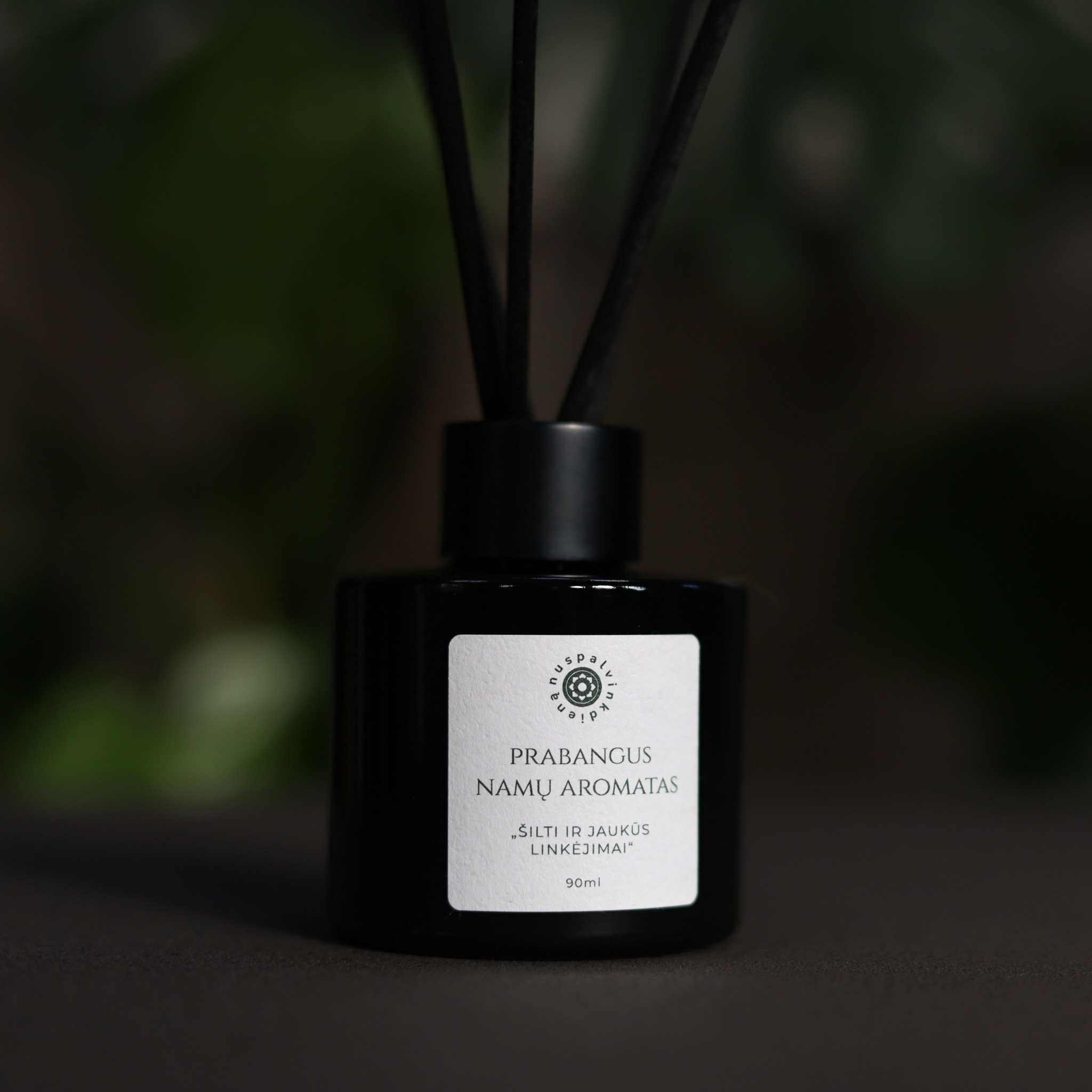 Juodas namų kvapas „Žemės gaiva“ su medienos ir žoliniu aromatu, natūraliais miško kvapais ir rankų darbo dizainu.