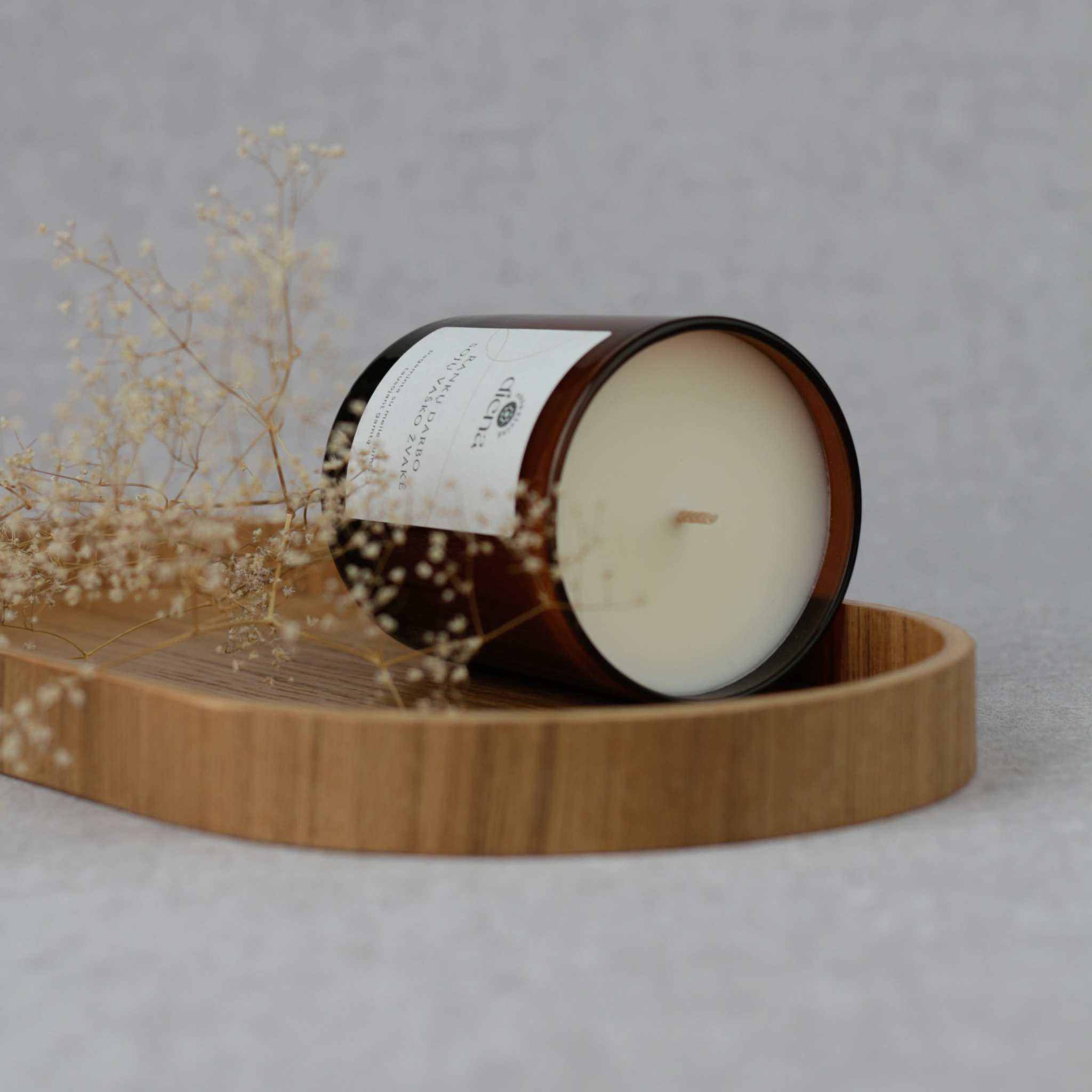 Natūrali rankų darbo žvakė Elegantiškas prabangos mirksnis su rytietišku gėliniu aromatu ir mediniu padėklu